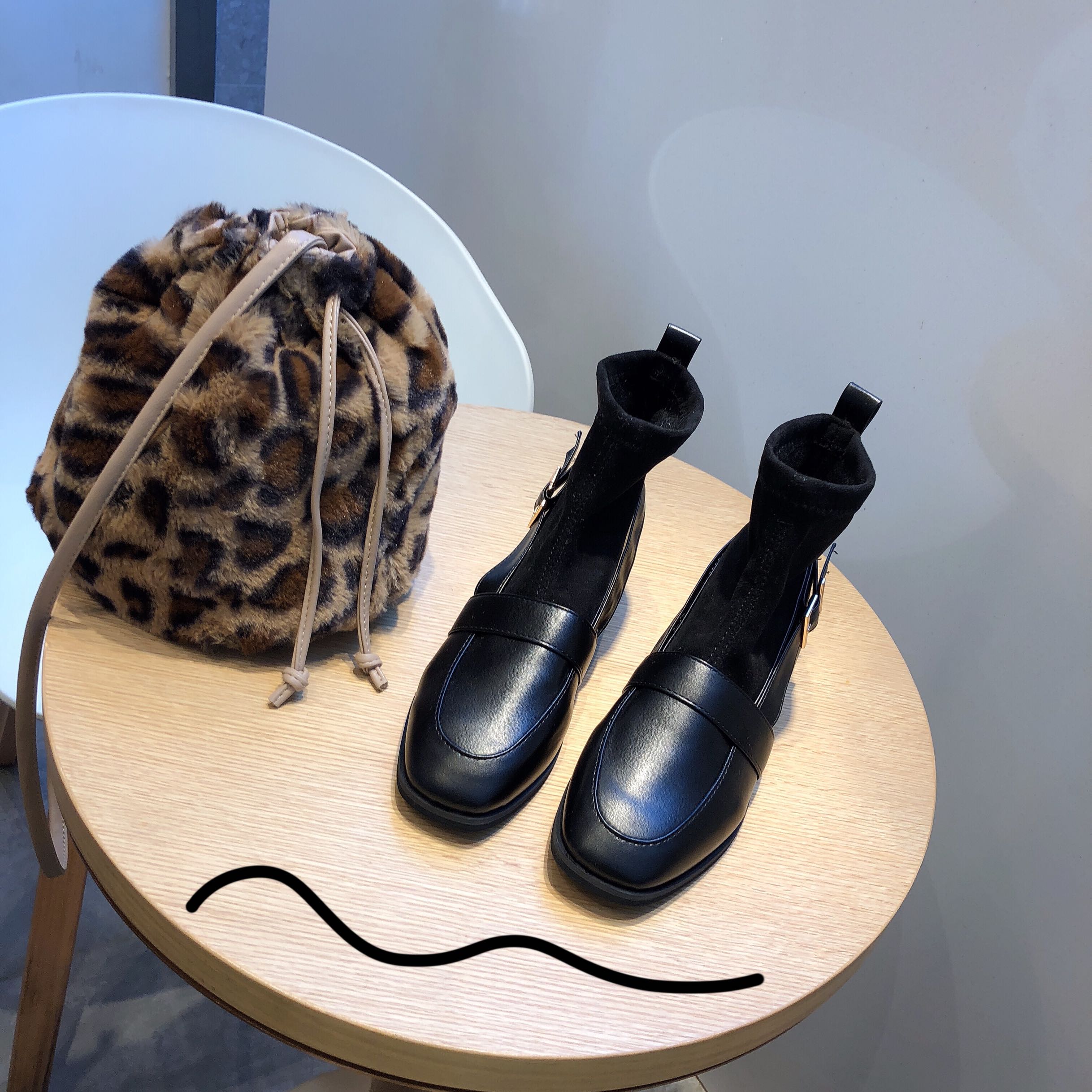 新款韓版網紅同款彈力靴時尚女鞋黑色瘦瘦靴方頭中筒皮帶扣短靴潮